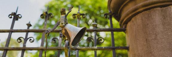 Glocke im Garten der Communauté Vierge des Pauvres | © Christina Sobiraj