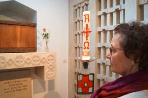 Dorothea, Assoziierte der Ordensgmeinschaft, betet am Grab der seligen Franziska.