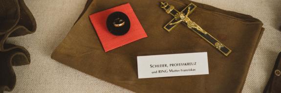 Schleier, Professkreuz und Ring der seligen Franziska | © Christina Sobiraj