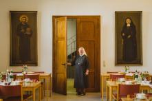 Schwester Maria Roswitha im Refektorium | © Christina Sobiraj