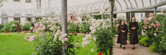 Rundgang im Garten des Mutterhauses | © Christina Sobiraj